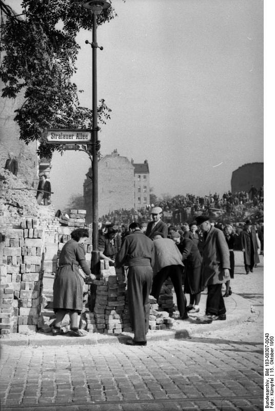 Bundesarchiv_Bild_183-08307-0043,_Berlin,_Aufbausonntag,_Volkswahlen