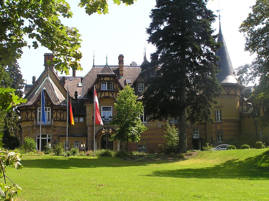 Knigstein,_Villa_Rothschild,_Vorderseite-small
