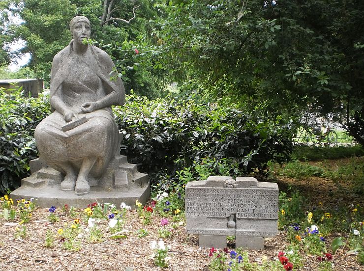 Truemmerfrauen_Denkmal_Hasenheide_B_Neukoelln-klein